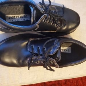 Men's 10.5 Skechers Leather Upper Shoes.